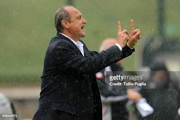 Delio Rossi coach of Palermo gestures during the Serie A match between Siena and Palermo at Stadio Artemio Franchi on May 2, 2010 in Siena, Italy.