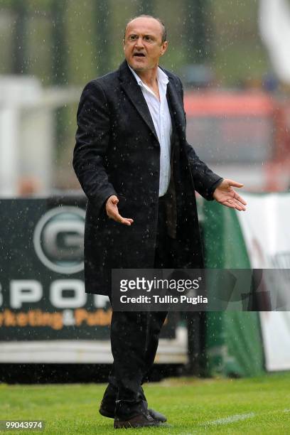 Delio Rossi coach of Palermo looks on during the Serie A match between Siena and Palermo at Stadio Artemio Franchi on May 2, 2010 in Siena, Italy.