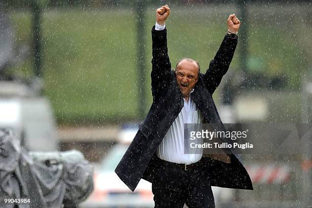 Delio Rossi coach of Palermo celebrates after winning the Serie A match between Siena and Palermo at Stadio Artemio Franchi on May 2, 2010 in Siena,...