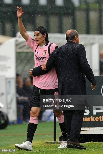 Delio Rossi coach of Palermo hugs Edinson Cavani as he walks off greeting supporters during the Serie A match between Siena and Palermo at Stadio...