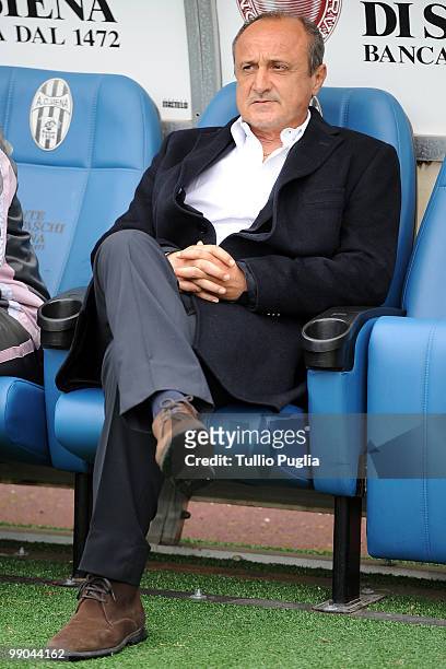 Delio Rossi coach of Palermo looks on during the Serie A match between Siena and Palermo at Stadio Artemio Franchi on May 2, 2010 in Siena, Italy.