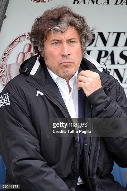 Alberto Malesani coach of Siena looks on during the Serie A match between Siena and Palermo at Stadio Artemio Franchi on May 2, 2010 in Siena, Italy.