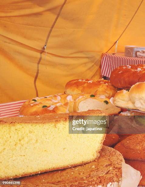 pastry in a street shop. cake - planta com peste imagens e fotografias de stock
