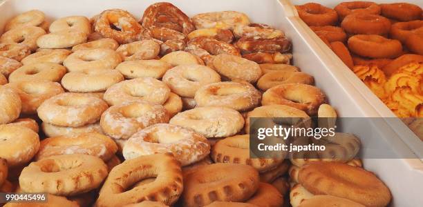 pastry in a street shop - planta com peste imagens e fotografias de stock