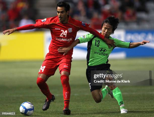 Marcos Flores of Adelaide and Jung Hoon of Jeonbuk Motors compete for the ball during the round of 16 AFC Champions League match between Adelaide...