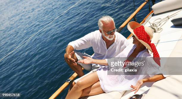 älteres paar auf einem segelboot kreuzfahrt. - gilaxia stock-fotos und bilder