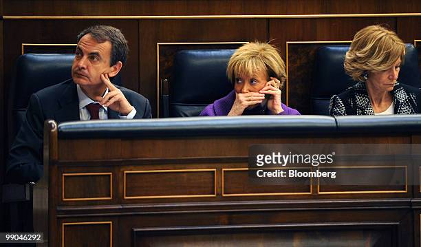 Jose Luis Rodriguez Zapatero, Spain's prime minister, left, Maria Teresa Fernandez de la Vega, Spain's deputy prime minister, center, and Elena...