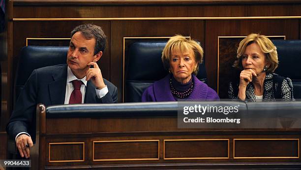 Jose Luis Rodriguez Zapatero, Spain's prime minister, left, Maria Teresa Fernandez de la Vega, Spain's deputy prime minister, center, and Elena...