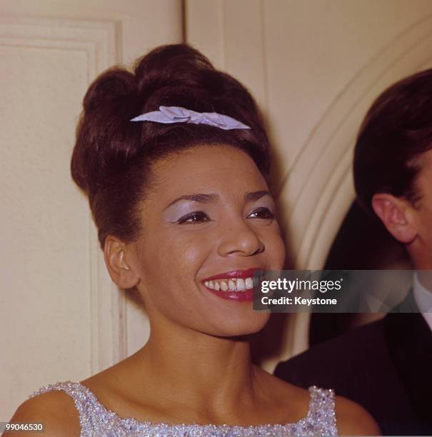 Shirley Bassey, singer, pictured smiling at the Savoy Hotel in London, Great Britain, 8 November 1962.