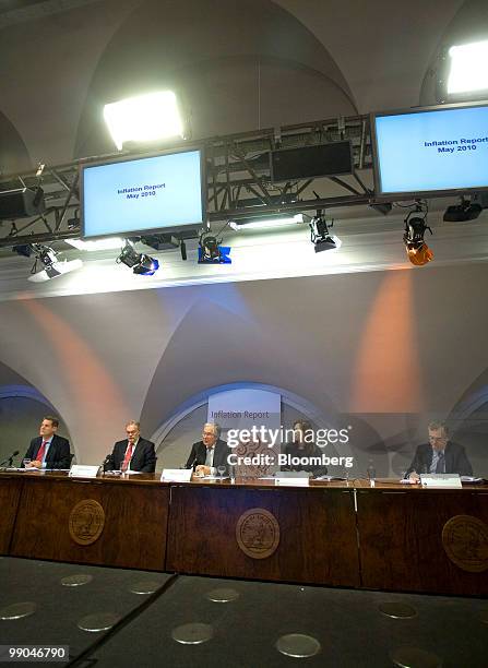 Mervyn King, governor of the Bank of England, center, and members of the Monetary Policy Committee, left to right, Spencer Dale, Charles Bean, Jenny...