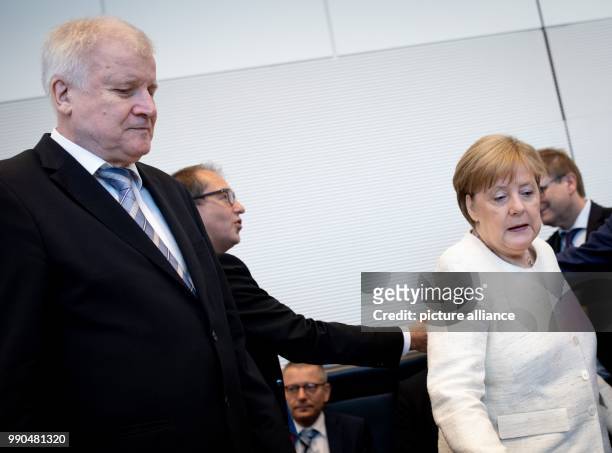 Horst Seehofer , Bundesminister des Innern, für Bau und Heimat, und Bundeskanzlerin Angela Merkel unterhalten sich zu Beginn der Fraktionssitzung der...