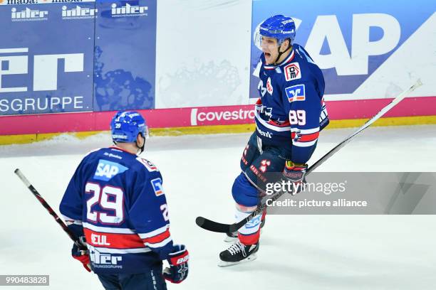 Mannheim's David Wolf celebrates his goal with Mannheim's Denis Reul at the SAP-Arena in Mannheim, Germany, 14 January 2018. Photo: Uwe Anspach/dpa