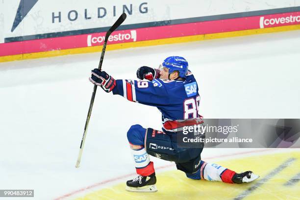 Mannheim's David Wolf celebrates his goal at the SAP-Arena in Mannheim, Germany, 14 January 2018. Photo: Uwe Anspach/dpa