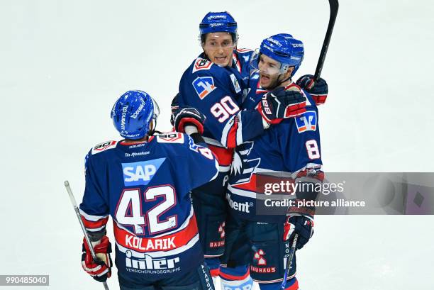 Mannheim's Chad Kolarik , goalkeeper Luke Adam and Carlo Colaiacovo celebrate Adam's goal at the SAP-Arena in Mannheim, Germany, 14 January 2018....