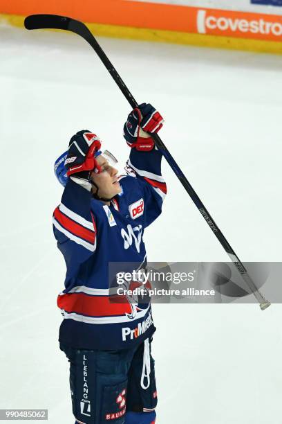 Mannheim's Luke Adam celebrates his goal at the SAP-Arena in Mannheim, Germany, 14 January 2018. Photo: Uwe Anspach/dpa