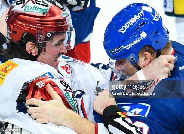 Referee interferes during a fight between Mannheim's David Wolf and Berlins Daniel Richmond at the SAP-Arena in Mannheim, Germany, 14 January 2018....