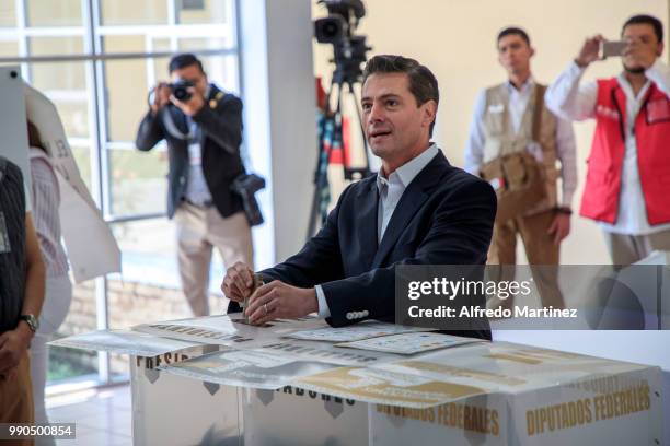 President Enrique Peña Nieto casts his vote during the 2018 Presidential Elections at Escuela Primaria El Pípila on July 1, 2018 in Mexico City,...