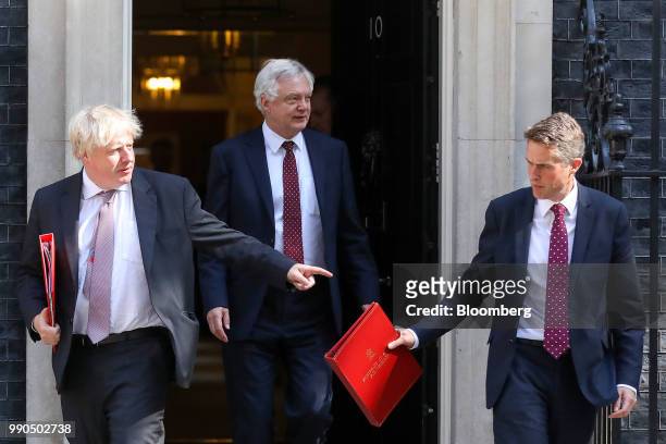 Boris Johnson, U.K. Foreign secretary, left, David Davis, U.K. Exiting the European Union secretary, centre, and Gavin Williamson, U.K. Defence...