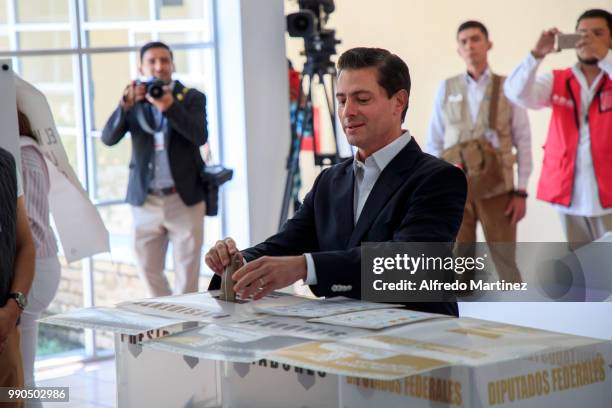 President Enrique Peña Nieto casts his vote during the 2018 Presidential Elections at Escuela Primaria El Pípila on July 1, 2018 in Mexico City,...