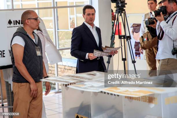 President Enrique Peña Nieto casts his vote during the 2018 Presidential Elections at Escuela Primaria El Pípila on July 1, 2018 in Mexico City,...