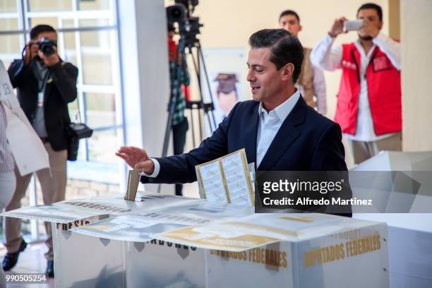 President Enrique Peña Nieto casts his vote during the 2018 Presidential Elections at Escuela Primaria El Pípila on July 1, 2018 in Mexico City,...