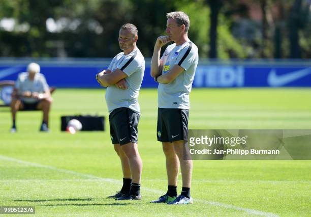 Coach Pal Dardai and assistant coach Rainer Widmayer of Hertha BSC during a training session at the Schenkendorfplatz on July 3, 2018 in Berlin,...