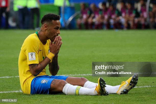 Russland, Samara: Fußball: Fußball: WM, Finalrunde, Achtelfinale: Mexiko - Brasilien. Neymar aus Brasilien sitzt auf dem Rasen. Photo: Christian...