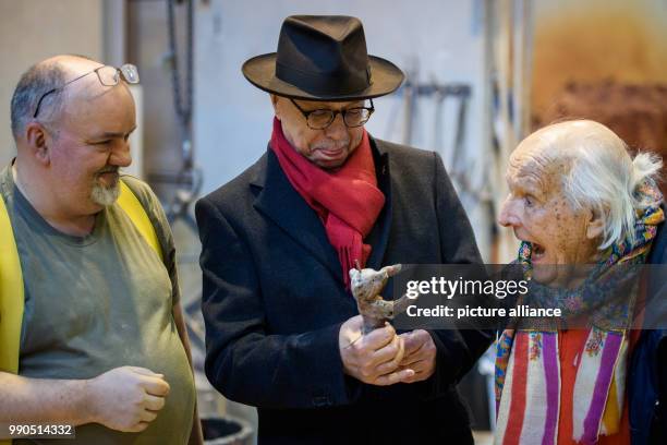 The head of the synthetic cast manufactury "Hermann Noack", Manfred Koch , the director of the Berlin International Film Festival, Dieter Kosslick,...