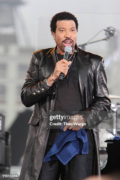 Lionel Richie performs on CBS' "The Early Show" aboard the USS Intrepid on June 12, 2009 in New York City.