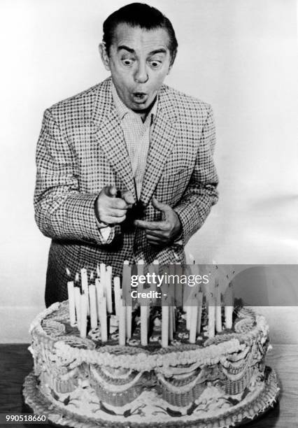 Actor, screenwriter and film producer Eddie Cantor counts the candles of his birthday cake on the eve of the day on January 30, 1957 in Hollywood. /...