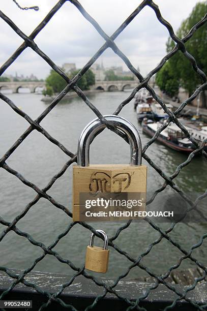 Photo prise le 12 mai 2010 sur le pont des Arts à Paris, de "cadenas d'amour". Ce n'est pas la mairie de Paris, encore moins la police : qui a bien...