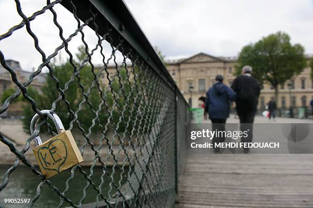 Photo prise le 12 mai 2010 sur le pont des Arts à Paris, d'un "cadenas d'amour". Ce n'est pas la mairie de Paris, encore moins la police : qui a bien...