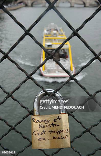 Photo prise le 12 mai 2010 sur le pont des Arts à Paris, d'un "cadenas d'amour". Ce n'est pas la mairie de Paris, encore moins la police : qui a bien...