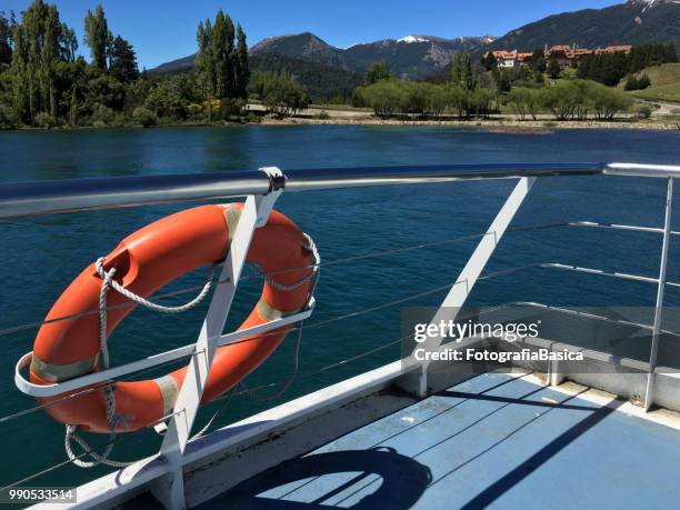 ferry in nahuel huapi-meer, bariloche, argentinië - lake argentina stockfoto's en -beelden