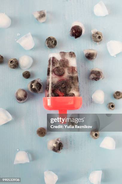 ice with blueberries - reznikov stock-fotos und bilder