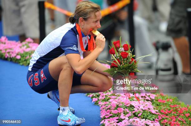 Beijing Olympics, Cycling : Time Trial Womenpodium, Armstrong Kristin Gold Medal, Celebration Joie Vreugde, Flowers /Juyongguan - Juyongguan ,...