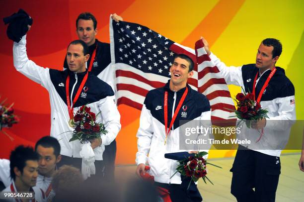 Swimmingpodium, Team Usa , Phelps Michael , Hansen Brendan , Peirsol Aaron , Lezak Jason , Gold Medal, Celebration Joie Vreugde, Flag Drapeau Vlag,...