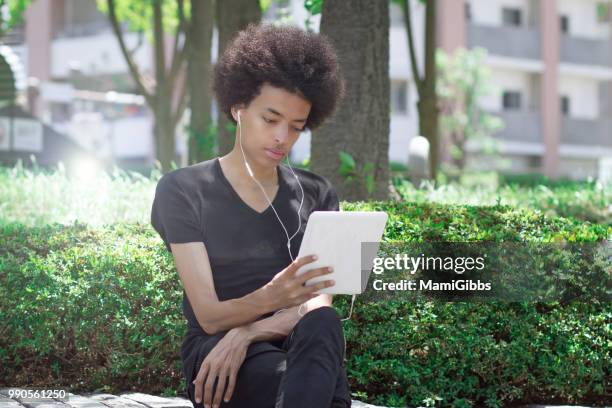young man working on tablet pc - mamigibbs imagens e fotografias de stock