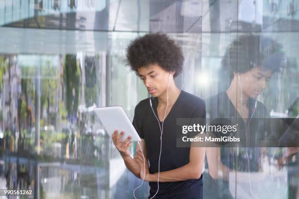 young man working on tablet pc - mamigibbs imagens e fotografias de stock