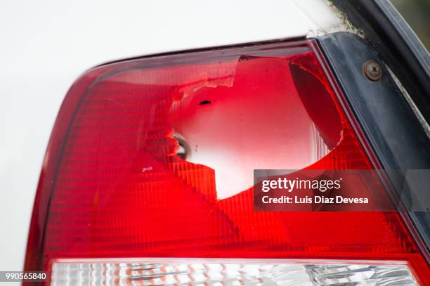 shattered car lights - rear light car stock-fotos und bilder