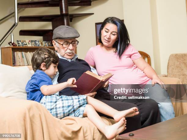 ritratto di famiglia di tre generazioni in salotto - selimaksan foto e immagini stock