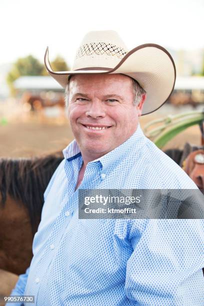portret van een lachende cowboy - western shirt stockfoto's en -beelden