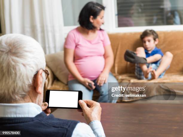 ritratto di famiglia di tre generazioni in salotto - selimaksan foto e immagini stock