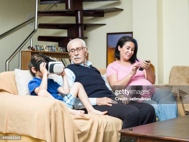 ritratto di famiglia di tre generazioni in salotto - selimaksan foto e immagini stock