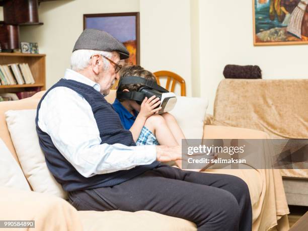 ritratto di bisnonno e nipote seduti sul divano - selimaksan foto e immagini stock