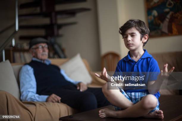 瞑想の孫と祖父の肖像画 - great grandfather ストックフォトと画像