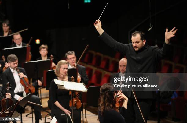 February 2018, Germany, Leipzig: The new music director of the Gewandhaus Leipzig Andris Nelsons conducts during a rehearsal of the Gewandhaus...