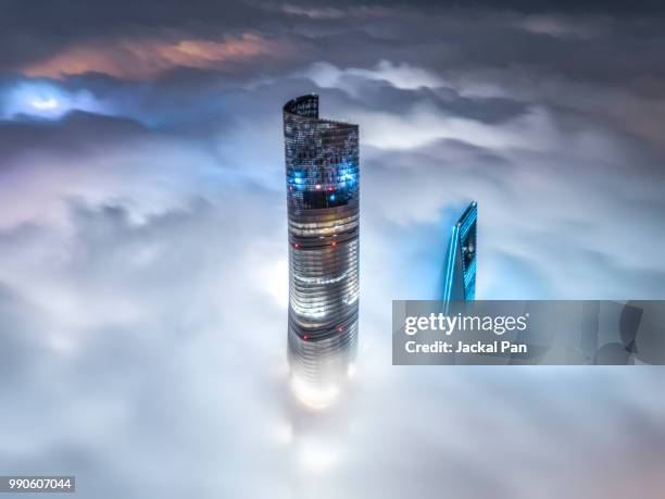 shanghai financial district in fog - jackal pan， stock-fotos und bilder