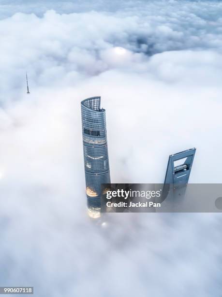 shanghai financial district in fog - jackal pan， stockfoto's en -beelden