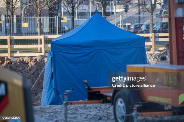 February 2018, Germany, Frankfurt am Main: A blue tent has been erected directly above a world war bomb by experts of the bomb disposal team upon a...